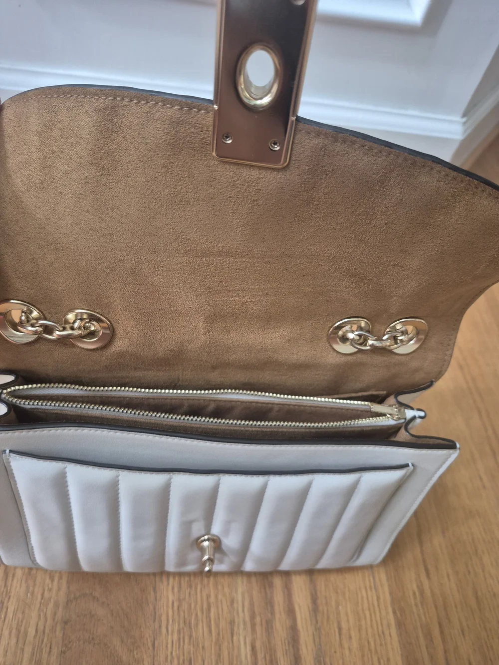 COACH -Shoulder Bag with Gold Chain - White